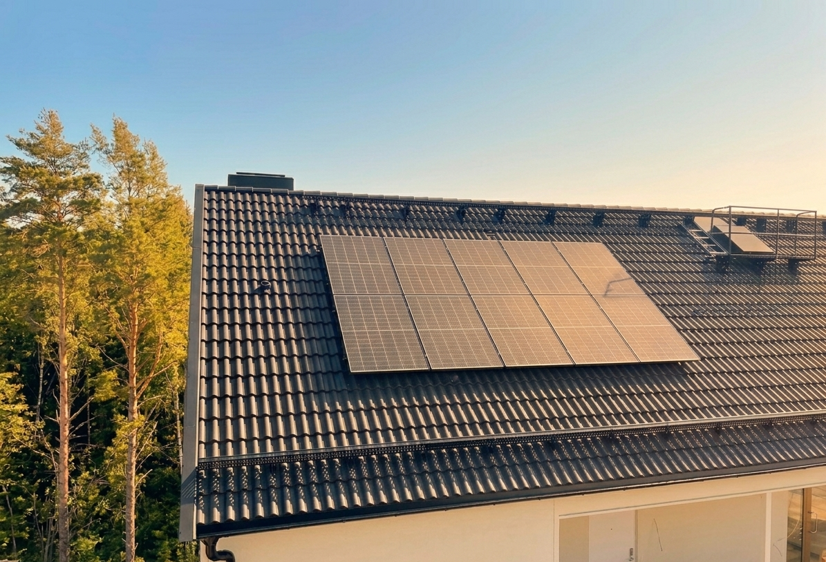 Solpaneler monterade på hustak